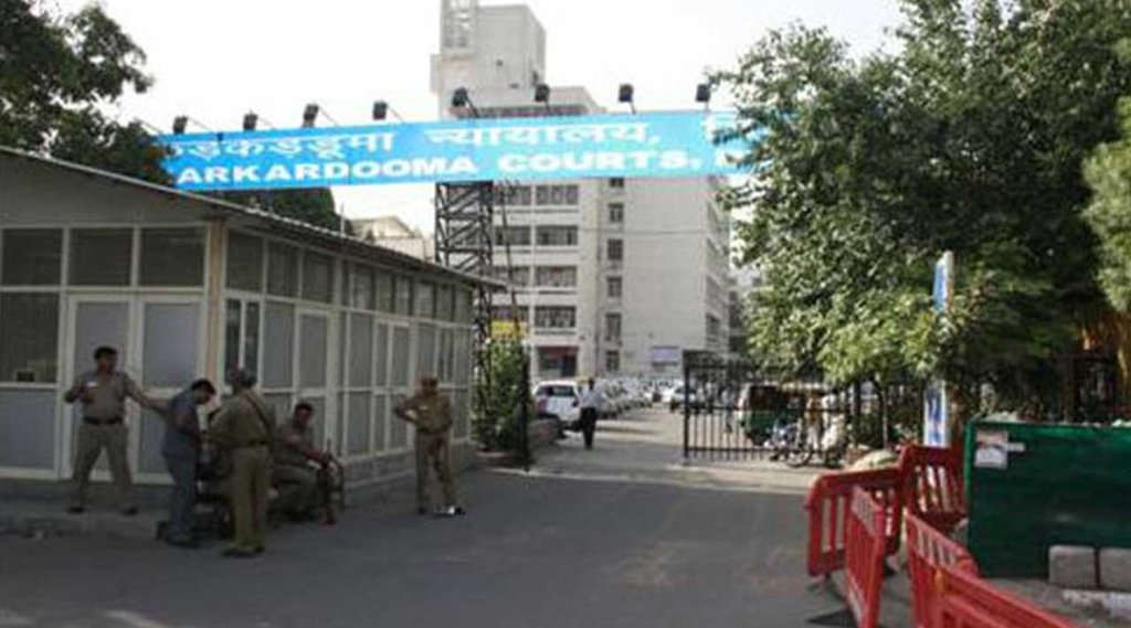 कड़कड़डूमा अदालत में पुलिस-वकील भिड़े