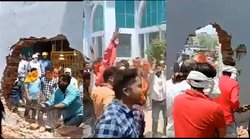 राम नाम का नारा लगाते हुए हिंदू संगठनों ने रेलवे स्टेशन पर हनुमान मंदिर के सामने की तोड़ी दीवार, भड़के यूजर्स ने दी ऐसी प्रतिक्रिया