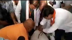 केशव प्रसाद मौर्य के पैरों में गिर पड़ा बीजेपी कार्यकर्ता, सोशल मीडिया यूजर्स ने किए ऐसे कमेंट्स