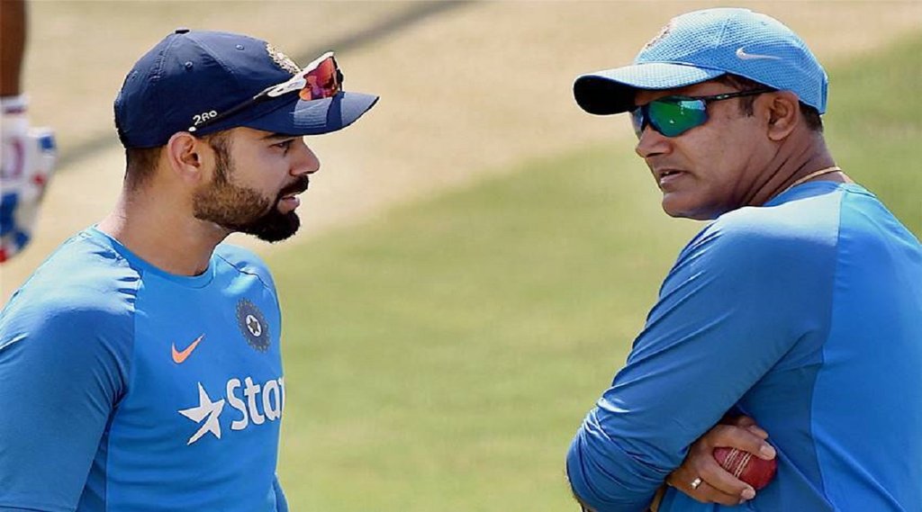 भारतीय क्रिकेट टीम के पूर्व कोच अनिल कुम्‍बले (दाएं) के साथ विराट कोहली। (PTI Photo)