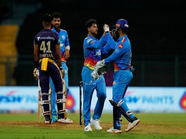 कोलकाता नाइट राइडर्स के खिलाफ विकेट लेने के बाद जश्न मनाते कुलदीप यादव (फोटो: आईपीएल ट्विटर)