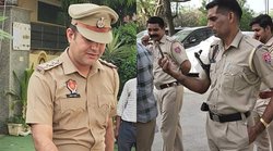 कुमार विश्वास के घर पहुंची पंजाब पुलिस तो AAP MLA ने पूछा – कांप काहे रहे हो? लोगों ने किए ऐसे कमेंट्स