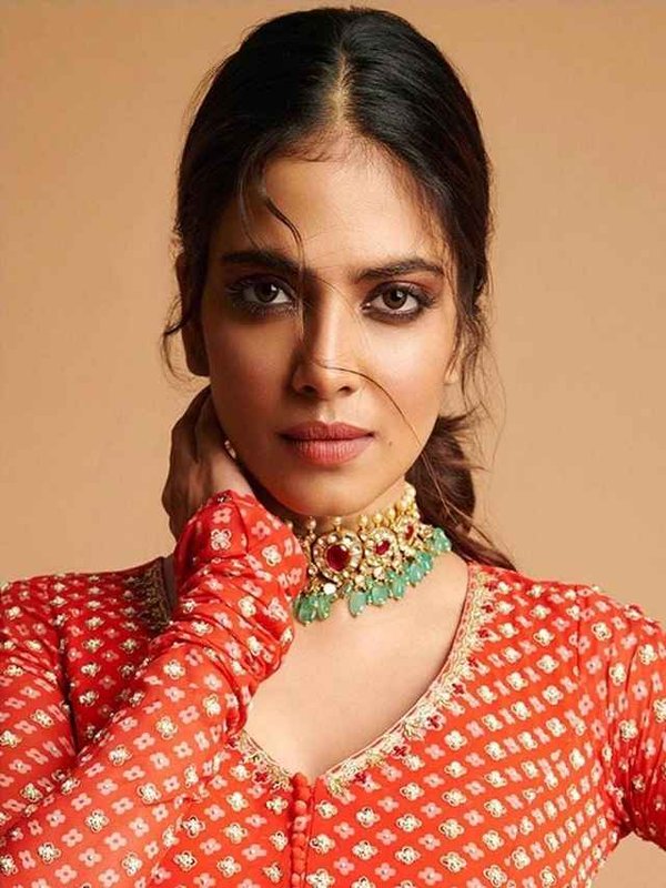 MALAVIKA MOHANAN - MAKEUP LOOKS_11zon