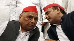 अब मुलायम के करीबियों को पर डोरे डाल रही बीजेपी, अखिलेश को बड़ा झटका देने की तैयारी में मोदी-योगी