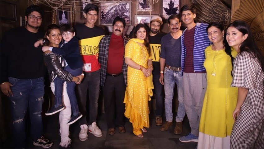 दोनों ही एक्टर्स की फैमिली के बीच भी आपसी तालमेल काफी अच्छा नजर आता है।