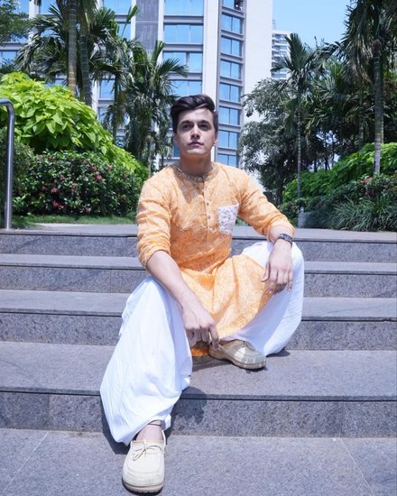 टीवी सीरियल 'ये रिश्ता क्या कहलाता है' फेम मोहसिन खान ईद मनाने भारत वापस लौट आए हैं। पिछले करीब डेढ़ महीनों से वह सिडनी में थे। रमजान के आखिरी जुमे की नमाज के बाद मोहसिन खान ने कुछ तस्वीरें पोस्ट कीं। 