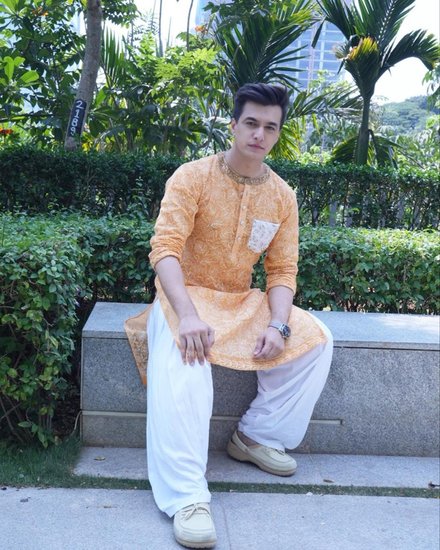 मोहसिन खान ने बताया कि यह कुर्ता उन्हें बतौर ईदी तोहफे में मिला है।
