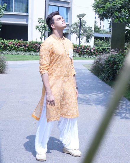 अपनी लेटेस्ट फोटोज में मोहसिन खान ऑरेंज कुर्ते और व्हाइट पजामे में नजर आ रहे हैं।