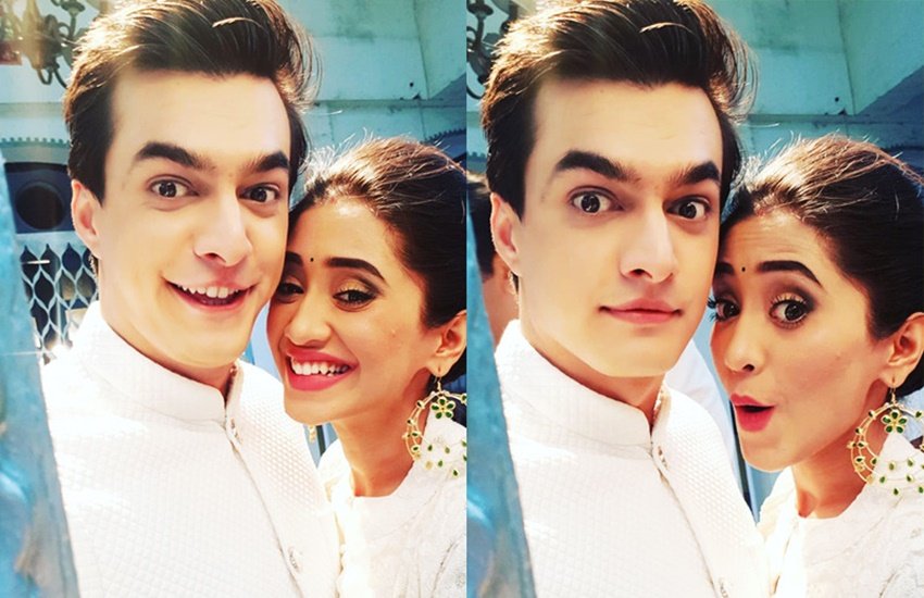 मोहसिन खान (Mohsin Khan) टीवी इंडस्ट्री के फेमस एक्टर हैं। इंजीनियरिंग की पढ़ाई कर एक्टिंग की लाइन में करियर बनाने वाले मोहसिन खान को शोहरत टीवी सीरियल 'ये रिश्ता क्या कहलाता है' (Yeh Rishta Kya Kehlata Hai) से मिली। इस शो में शिवांगी जोशी (Shivangi Joshi) के साथ उनकी बॉन्डिंग लोगों को खूब पसंद आई। शिवांगी की ही तरह मोहसिन खान भी सफेद लिबास में काफी जचते हैं। देखें तस्वीरें: