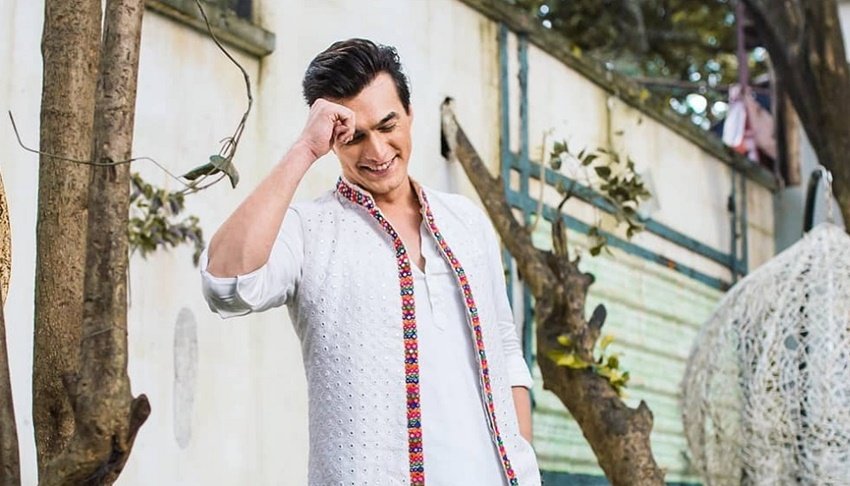 शेरवानी से शर्ट पैंट तक, मोहसिन खान के पास हर तरह के व्हाइट ड्रेस का कलेक्शन है।