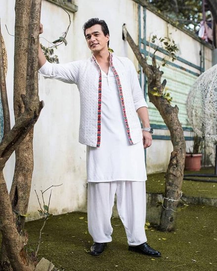 सफेद रंग मोहसिन खान पर खूब जचता भी है। 