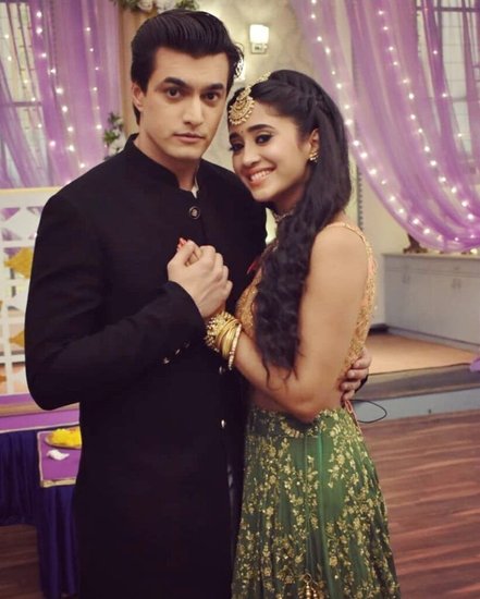 'ये रिश्ता क्या कहलाता है' (Yeh Rishta Kya Kehlata Hai) फेम शिवांगी जोशी (Shivangii Joshi) अकसर काले रंग के कपड़ों में दिखती हैं। शिवांगी जोशी की ही तरह उनके रील लाइफ पार्टनर रहे मोहसिन खान (Mohsin Khan) को भी काला रंग काफी पसंद है। मोहसिन खान के सोशल मीडिया अकाउंट पर कई ऐसी तस्वीरें हैं जिनमें वह ब्लैक ड्रेस में दिख रहे हैं। 