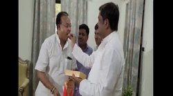 बेगानी शादी में अब्दुल्ला दीवाना- उपचुनाव में भाजपा की हार पर लड्डू खाते दिखे मुकेश सहनी तो लोग लेने लगे मजे