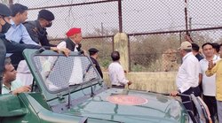 लॉयन सफारी देखने पहुंचे मुलायम सिंह यादव की तस्वीर अखिलेश यादव ने की शेयर, लोगों ने किए ऐसे कमेंट्स