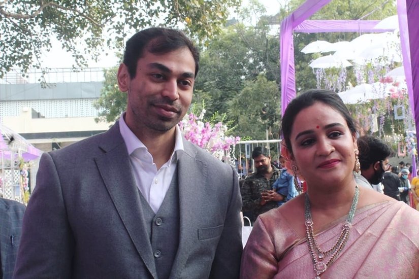बता दें कि प्रतीक यादव की शादी अपर्णा सिंह बिष्ट से हुई है।