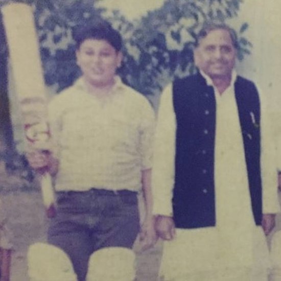 पिता मुलायम सिंह यादव के साथ प्रतीक। इस फोटो को पोस्ट करते हुए प्रतीक ने लिखा था कि क्रिकेट तो बचपन से उनकी रगों में दौड़ रहा है।