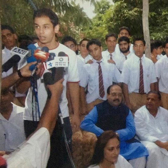 12वीं की परीक्षा के बाद मीडिया से बात करते प्रतीक। साथ में हैं अमर सिंह, जया प्रदा और मुलायम सिंह यादव।