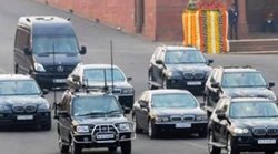 पेट्रोल की बढ़ती कीमत की बात कर पत्रकार ने पीएम मोदी के काफिले पर कसा तंज, लोगों ने पूछा – PM डीटीसी में सफर करने लगे क्या?