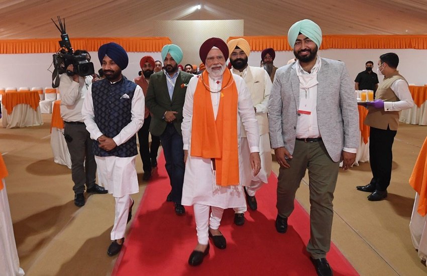 प्रधानमंत्री नरेंद्र मोदी ने 29 अप्रैल की शाम अपने आवास पर सिखों के एक डेलीगेशन से मुलाकात की। इस कार्यक्रम में पीएम पूरी तरीके से सिख वेशभूषा में नजर आए। प्रधानमंत्री सिर पर पगड़ी बांधे और गले में रुद्राक्ष की माला पहने भी दिखे।