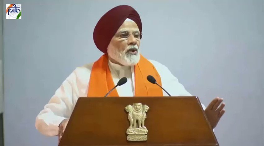 पीएम ने कहा- लंगर को टैक्स फ्री करने से लेकर, हरमिंदर साहिब को FCRA की अनुमति तक, गुरुद्वारों के आसपास स्वच्छता बढ़ाने से लेकर उन्हें बेहतर इन्फ्रास्ट्रक्चर से जोड़ने तक, देश आज हर संभव प्रयास कर रहा है। (Photo: PIB)
