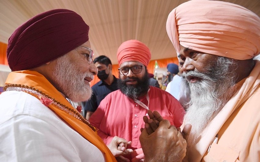 नरेंद्र मोदी ने यह भी कहा कि हमारे गुरुओं ने राष्ट्र को ऊपर रखकर भारत को एक सूत्र में पिरोया था। गुरु नानक देव जी ने अंधेरे से देश को निकाला था। उनकी निशानियां देशभर में हैं। (All Photos: facebook/bmsingh)
