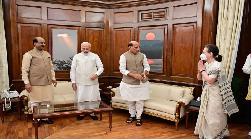 लोकसभा स्पीकर, पीएम मोदी, रक्षा मंत्री राजनाथ सिंह और सोनिया गांधी (सोर्स- @ombirlakota)