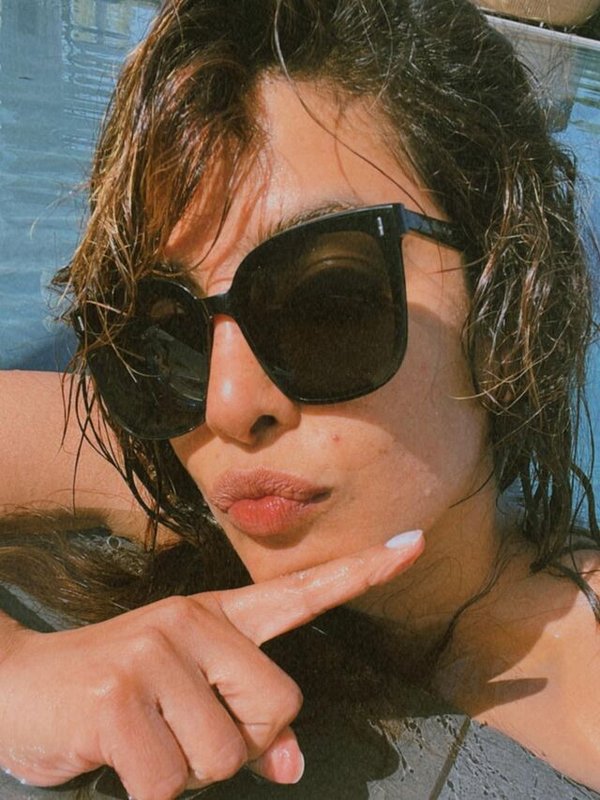 PRIYANKA CHOPRA MASTI IN SWIMMING POOL