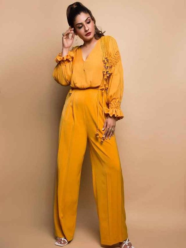 RAVEENA TANDON IN STUNNING YELLOW LOOK_11zon
