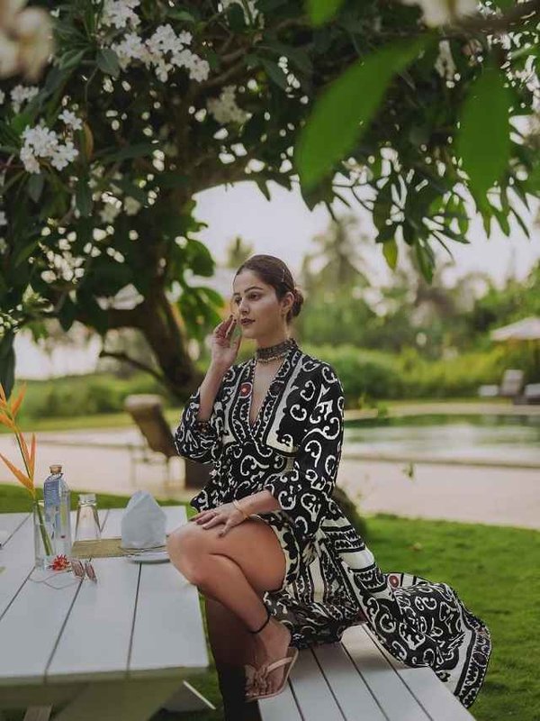 RUBINA DILAIK IN BLACK PRINT DRESS_11zon