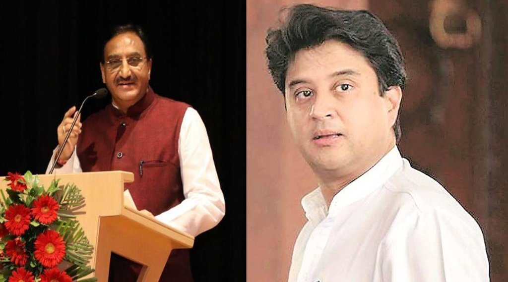 पूर्व शिक्षा मंत्री रमेश पोखरियाल निशंक और नागरिक उड्डयन मंत्री ज्योतिरादित्य सिंधिया (फोटो : @DrRPNishank/फाइल)