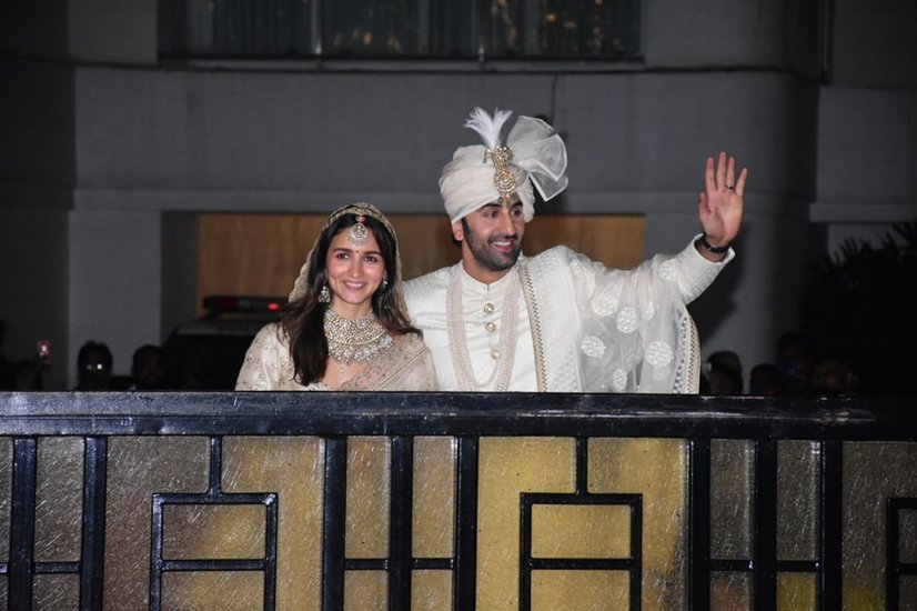 आलिया भट्ट (Alia Bhatt) और रणबीर कपूर (Ranbir Kapoor) ने 14 अप्रैल को शादी रचा ली। शादी के बाद दोनों मीडिया के सामने आए और तस्वीरें खिचवाईं। दोनों की ये फोटोज खूब पसंद की गईं। आइए देखते हैं बॉलीवुड के दूसरे स्टार्स शादी के बाद पहली बार कैमरे के सामने किस अंदाज में नजर आए:
