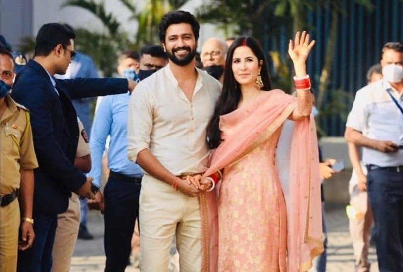 विकी कौशल औऱ कैटरीना कैफ शादी के बाद पहली बार मीडिया के सामने इस तरह आए थे।