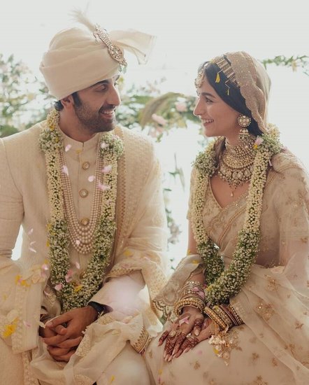 आलिया भट्ट (Alia Bhatt) ने रणबीर कपूर (Ranbir Kapoor) संग शादी रचा ली है। दुल्हा-दुल्हन के लिबास में दोनों काफी प्यारे लग रहे थे। आलिया भट्ट ने शादी के लिए लहंगे की जगह आइवरी कलर की साड़ी को चुना था। आलिया भट्ट से पहले भी कई एक्ट्रेसेस ऐसी रही हैं जिन्होंने शादी के लिए लहंगे की जगह साड़ी को चुना। आइए देखते हैं तस्वीरें: