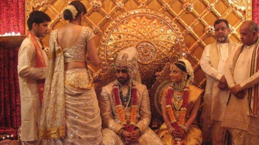 ऐश्वर्या राय बच्चन ने अपनी शादी में गोल्डन साड़ी पहनी थी। तब मीडिया रिपोर्ट्स में इस साड़ी की कीमत 75 लाख रुपए बताई गई थी। (Photo: Abu Jani/Sandeep Khosla Instagram)