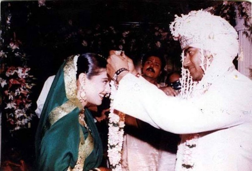 काजोल ने अजय देवगन संग शादी के वक्त हरे रंग की साड़ी पहनी थी।