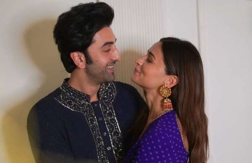 Alia Bhatt Ranbir Kapoor Wedding: आलिया भट्ट और ऱणबीर कपूर (Ranbir Kapoor) लगभग तीन साल तक रिलेशनशिप में रहने के बाद आखिरकार शादी करने जा रहे हैं। मीडिया रिपोर्ट्स और सोशल मीडिया पर तल रही चर्चा की मानें तो दोनों अप्रैल महीने में शादी कर लेंगे। 