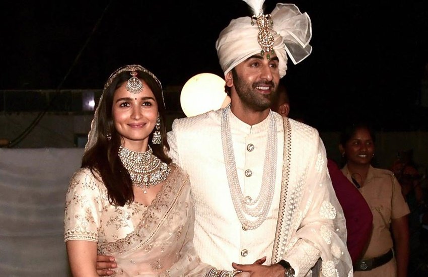 रणबीर कपूर (Ranbir Kapoor) और आलिया भट्ट (Alia Bhatt) ने लंबे रिलेशनशिप के बाद शादी रचा ली। दोनों की शादी के उनके फैंस को काफी समय से इंतजार था। इन दोनों स्टार्स के अलावा बॉलीवुड में और भी कई चर्चित नाम ऐसे हैं जिनकी शादी का लोग वेट कर रहे हैं। आइए डालते हैं एक नजर: