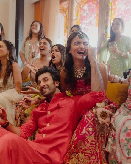 बता दें कि आलिया और रणबीर की शादी पंजाबी रीति रिवाजों से हुई। दोनों ने शादी के दिन एक दूसरे संग रिंग भी एक्सचेंज किये।
