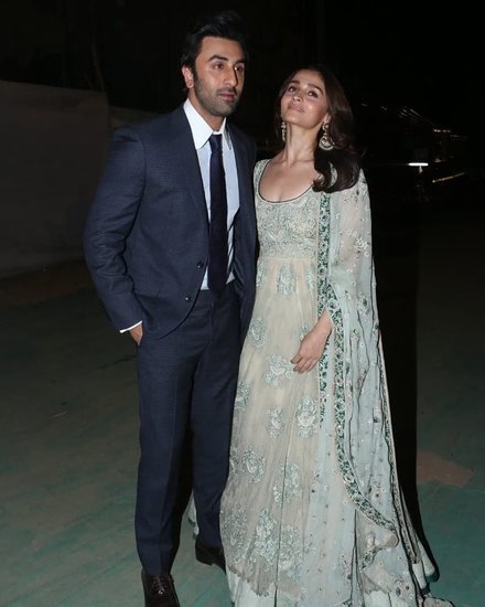 Alia Bhatt Ranbir Kapoor Wedding: बॉलीवुड के मशहूर कपूर खानदान में एक बार फिर से शहनाई बजने जा रही है। रणबीर कपूर एक्ट्रेस आलिया भट्ट संग शादी कर रहे हैं। रणबीर आलिया की शादी से पहले देखते हैं कपूर फैमिली के अलग-अलग मेंबर्स के वेडिंग डे की तस्वीरें: