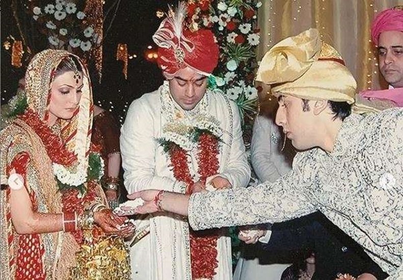 रणबीर कपूर अपनी बहन की रिद्धिमा की शादी में भाई की रस्में पूरी करते हुए। रिद्धिमा की शागी भरत साहनी संग हुई है।