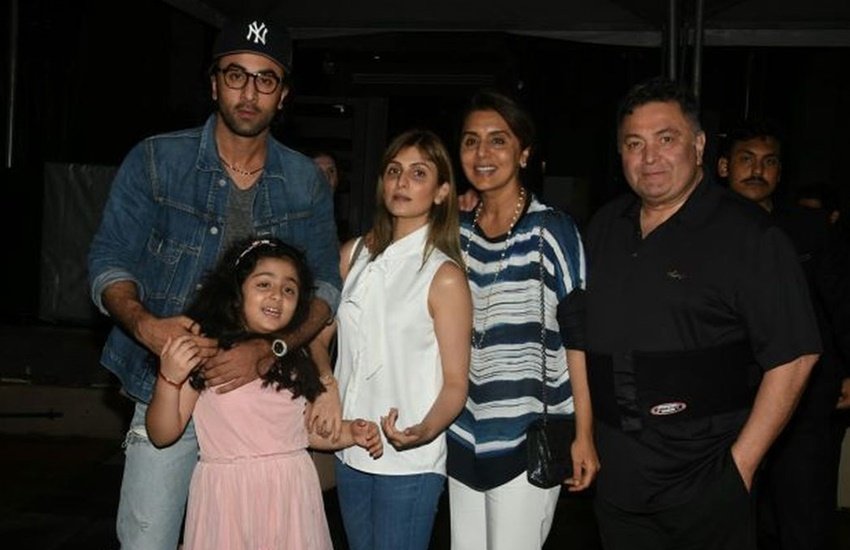 रिद्धिमा कपूर (Riddhima Kapoor) दिवंगत अभिनेता ऋषि कपूर (Rishi Kapoor) और नीतू सिंह (Neetu Singh) की बेटी हैं। रणबीर कपूर (Ranbir Kapoor) और आलिया भट्ट (Alia Bhatt) रिद्धिमा के भाई और भाभी हैं। रिद्धिमा ने हाल ही में एक इंटरव्यू में बताया कि करीना (Kareena Kapoor) और करिश्मा कपूर (Karishma Kapoor) की तरह उन्होंने फिल्मों में एंट्री क्यों नहीं ली।