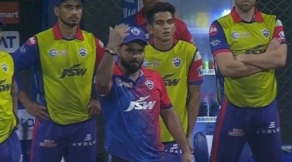 दिल्ली कैपिटल्स के कप्तान ऋषभ पंत अपने दो बल्लेबाजों को मैदान से बाहर जाने के लिए हाथ हिलाते नजर आए। (स्क्रीनग्रैब)