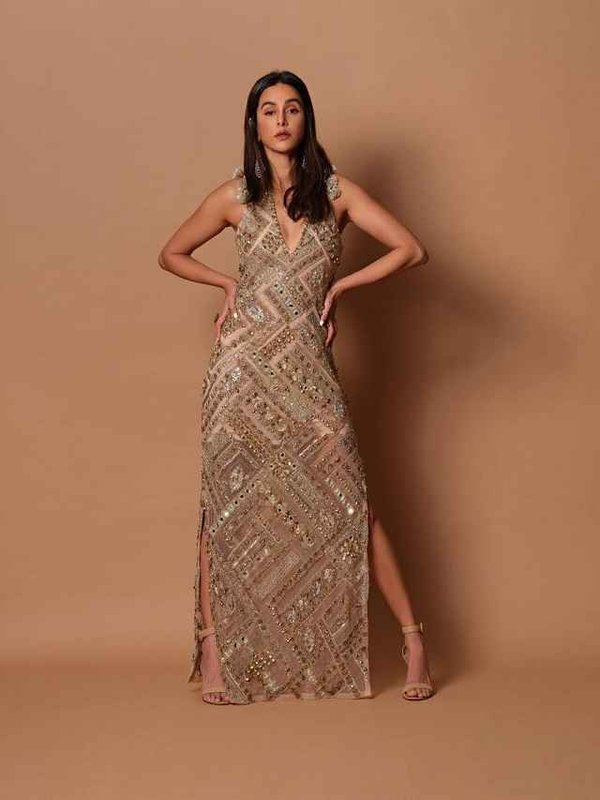 SHIBANI DANDEKAR IN SLEEVELESS GOWN - SIZZLING LOOK_11zon