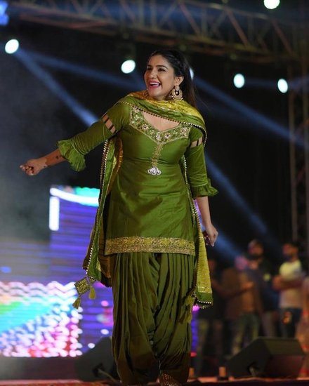 Sapna Chaudhary: सपना चौधरी किसी पहचान की मोहताज नहीं हैं। बेहद मामूली परिवार से संबंध रखने वालीं सपना चौधरी आज देश का चर्चित चेहरा बन चुकी हैं। सपना चौधरी हरियाणवी डांसर हैं। उनके स्टेज शो देखने के लिए फैंस बेताब रहते हैं। सपना अपने लगभग सभी परफॉर्मेंस सलवार सूट में देती हैं। आइए जानते हैं ऐसा क्यों: