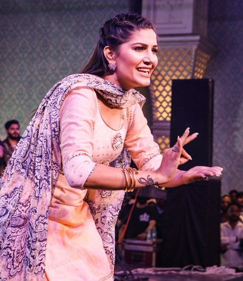 सपना चौधरी ने बताया था कि पहले ज्यादातर हरियाणवी कलाकार लहंगे में प्रोग्राम किया करती थीं। उन्होंने भी डांस के लिए लहंगा सिलवाया था।