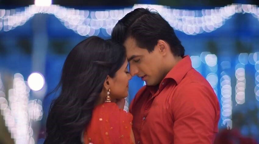 मोहसिन खान (Mohsin Khan) और शिवांगी जोशी (Shivangi Joshi) एक दूसरे के बेहद करीब हैं। दोनों साथ में टीवी शो ये रिश्ता क्या कहलाता है (Yeh Rishta Kya Kehlata Hai) में काम करते थे। सेट के बाहर भी दोनों साथ में खूब टाइम स्पेंड करते हैं। एक बार शिवांगी मोहसिन खान जैसे ही कपड़े पहनकर उनकी फैमिली के सामने पहुंच गई थीं। 