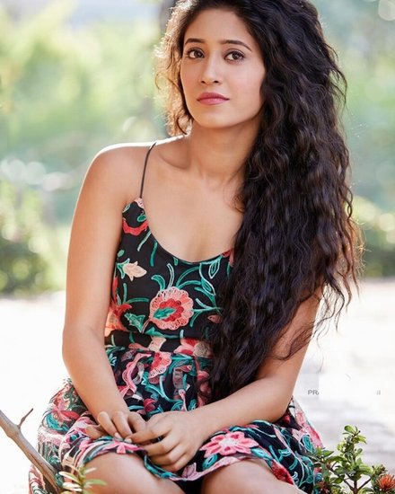 Shivangi Joshi Hairstyle: शिवांगी जोशी आज टीवी की दुनिया में किसी पहचान की मोहताज नहीं हैं। शिवांगी के नाम कई हिट सीरियल्स हैं। 'ये रिश्ता क्या कहलाता है' (Yeh Rishta Kya Kehlata Hai) में नायरा का किरदार निभाने वालीं शिवांगी स्टाइल आइकन भी हैं। वह कई मौकों पर अलग-अलग तरह के हेयरस्टाइल में नजर आ चुकी हैं। देखिए तस्वीरें: 