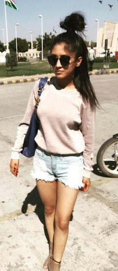 अकसर शिवांगी जोशी डेनिम शॉर्ट्स में स्पॉट हुई हैं।