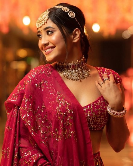 Shivangi Joshi In Saree: टीवी सीरियल 'ये रिश्ता क्या कहलाता है' (Yeh Rishta Kya Kehlata Hai) में नायरा (Naira) के किरदार से शिवांगी जोशी ने खूब लोकप्रियता हासिल की। इस शो में कार्तिक (Kartik) का किरदार निभाने वाले मोहसिन खान (Mohsin Khan) संग उनकी केमिस्ट्री खूब पसंद की जाती है। ज्यादातर वेस्टर्न आउटफिट में नजर आने वालीं शिवांगी साड़ी में भी बेहद खूबसूरत लगती हैं।