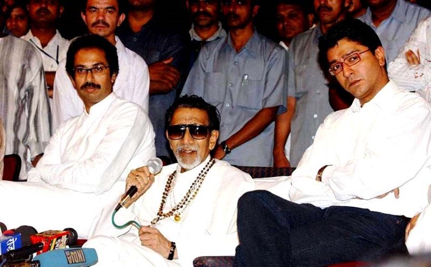 राज ठाकरे शिवसेना के संस्थापक बाल ठाकरे के उत्तराधिकारी माने जाते थे। 2004 में बाल ठाकरे ने भतीजे राज को दरकिनार कर बेटे उद्धव को पार्टी का कार्यकारी अध्यक्ष बना दिया। 2006 में राज ठाकरे शिवसेना से अलग हो गए और महाराष्ट्र नवनिर्माण सेना नाम से अपनी पार्टी बना ली। (Photo: PTI)
